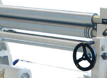 Подъем и опускание нижнего вала осуществляется вручную при помощи маховика