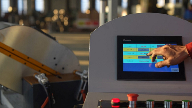�������������� ����������� ���� � ��� � ������������� ���� ������� QUADRO ALUCUT CNC 550 Servo 22� - 156�