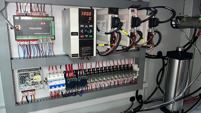 ��������� ������ ��� � ����� ���������� � ���������� ������������ QUADRO ALUMIL TM 3000-2�