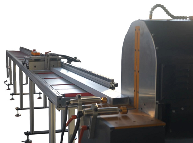 �������������� ����������� ���� � ��� � ������������� ���� ������� QUADRO ALUCUT CNC 550 Servo 22� - 156�