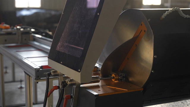 �������������� ����������� ���� � ��� � ������������� ���� ������� QUADRO ALUCUT CNC 550 Servo 22� - 156�