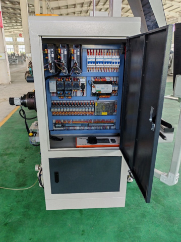 �������������� ����������� ���� � ��� � ������������� ���� ������� QUADRO ALUCUT CNC 550 Servo 22� - 156�