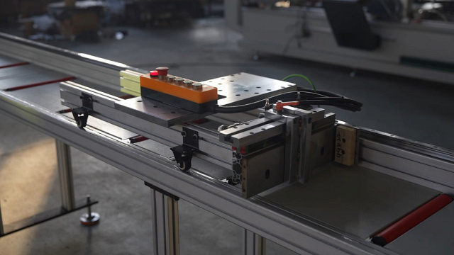 �������������� ����������� ���� � ��� � ������������� ���� ������� QUADRO ALUCUT CNC 550 Servo 22� - 156�